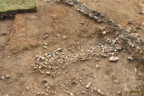 帯状に延びる集石遺構