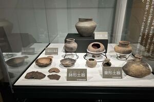 安堵屋敷遺跡から出土した朱塗り土器と大瀬川B遺跡から出土した須恵器の壺です。
