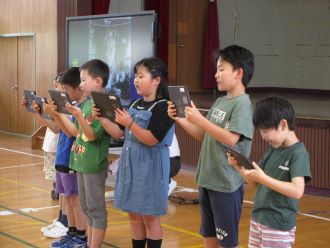 音読する児童