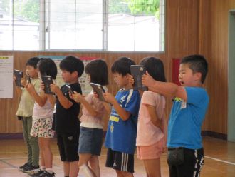 音読する児童