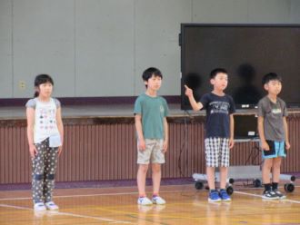 音読する児童