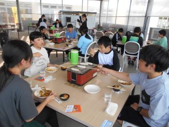 食事をとる児童たち