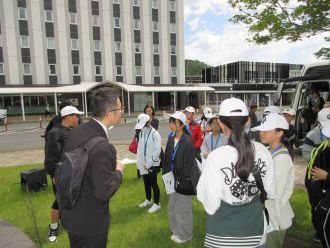 教員からの説明を受ける児童