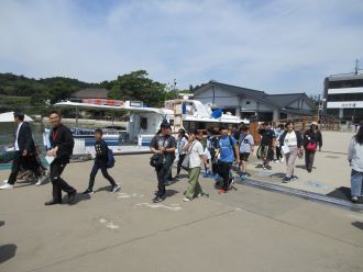 移動する児童