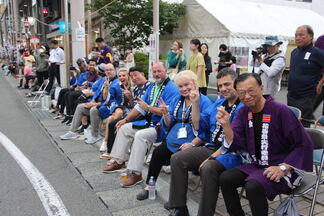 写真：祭りを見学する市民訪問団