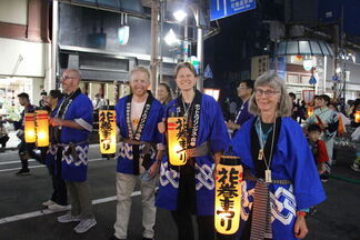 写真：山車パレードに参加する市民訪問団