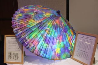 写真：当市から贈呈した花巻傘