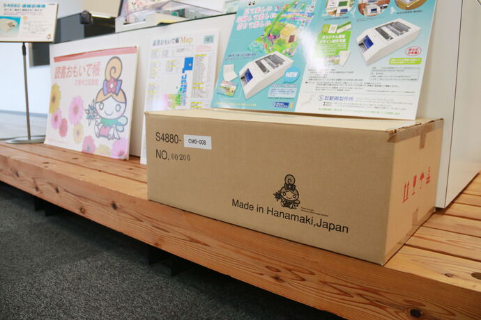花巻市の公認キャラクター「フラワーロールちゃん」が印字された海外輸出用梱包ケース