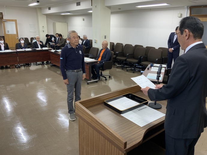 議会モニターへの委嘱状交付の様子