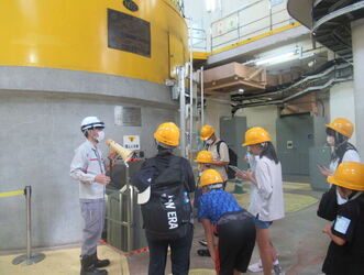 写真2東和発電所見学の様子