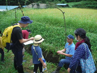 写真2自然農園見学の様子