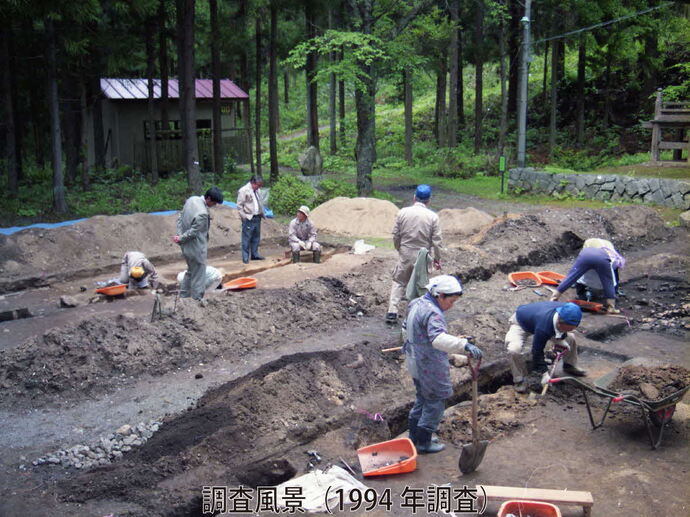 丹内山神社境内遺跡の平成6年（1994）の調査風景の写真です