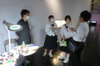 談笑する様子