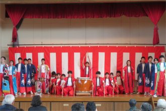 花南地区文化祭で太鼓をたたく生徒