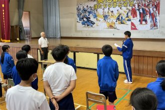 生徒代表が講師にお礼を伝える様子