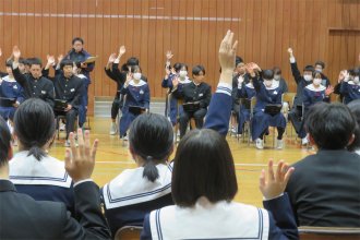 後期生徒総会で挙手する生徒たち