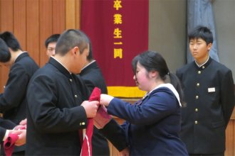 腕章の引継ぎ