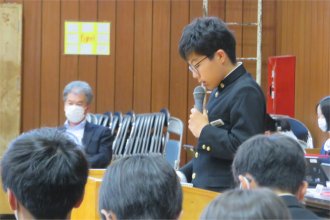 答弁する生徒