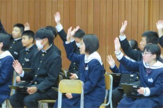 挙手をする生徒たち