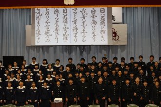 式典に参加する生徒たち