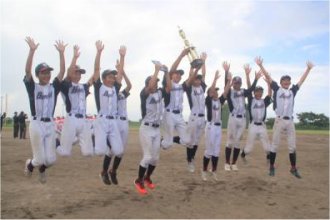 優勝を喜ぶ野球部部員たち