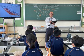 教員の説明を聞く生徒たち