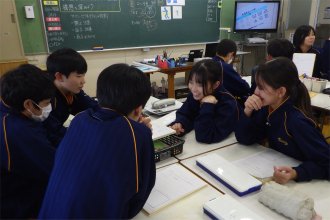 話し合う生徒たち