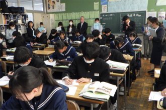 メモを取る生徒たち