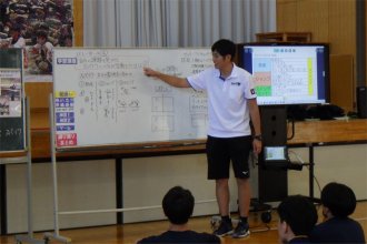 授業内容を説明する教員の様子