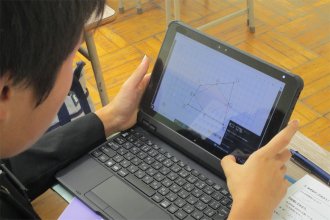 パソコンを使用している生徒