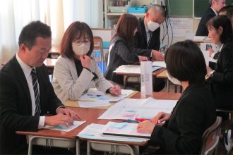 教員同士の話し合いの様子