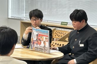 絵本の読み聞かせをする生徒1