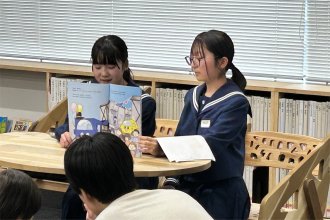 絵本の読み聞かせをする生徒2