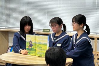絵本の読み聞かせをする生徒3