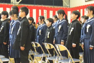 起立する新入生たち