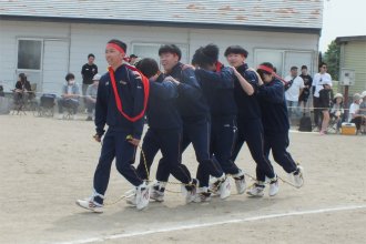 ムカデ走する生徒たち