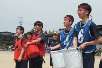 ゼッケンを着た生徒