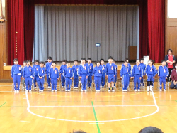 ステージ前に並ぶ児童たち