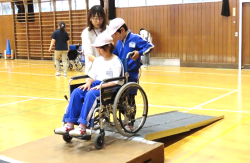 車いすを押す児童