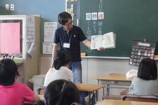 4年生クラスでの読み聞かせの様子