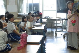 4年生クラスでの読み聞かせの様子2