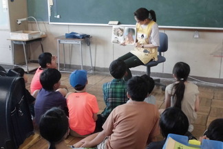 5年生クラスでの読み聞かせの様子