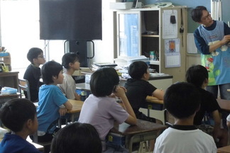 5年生クラスでの読み聞かせの様子