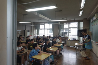6年生クラスでの読み聞かせの様子