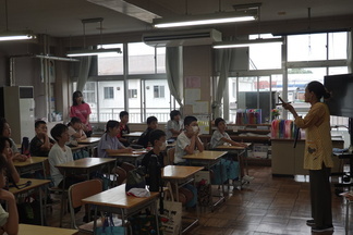 6年生クラスでの読み聞かせの様子2