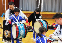 鹿踊を体験する児童
