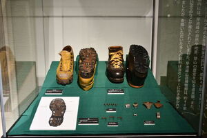 旧山岳博物館内に展示されていた登山靴などを紹介