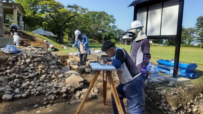 花巻城本丸 桝形土塁の発掘調査の写真