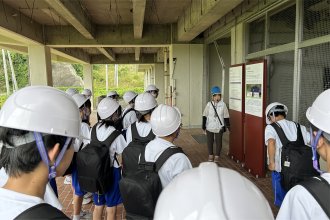旧気仙中学校の校舎に入って