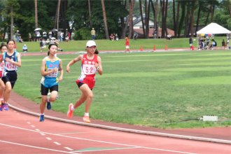 女子3年1500mの競技の様子